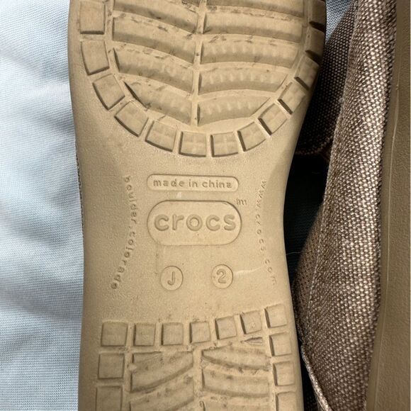 Crocs Kids Santa Cruz Slip on Loafer Canvas Tan Brown Size J2 good condition - Picture 6 of 6
